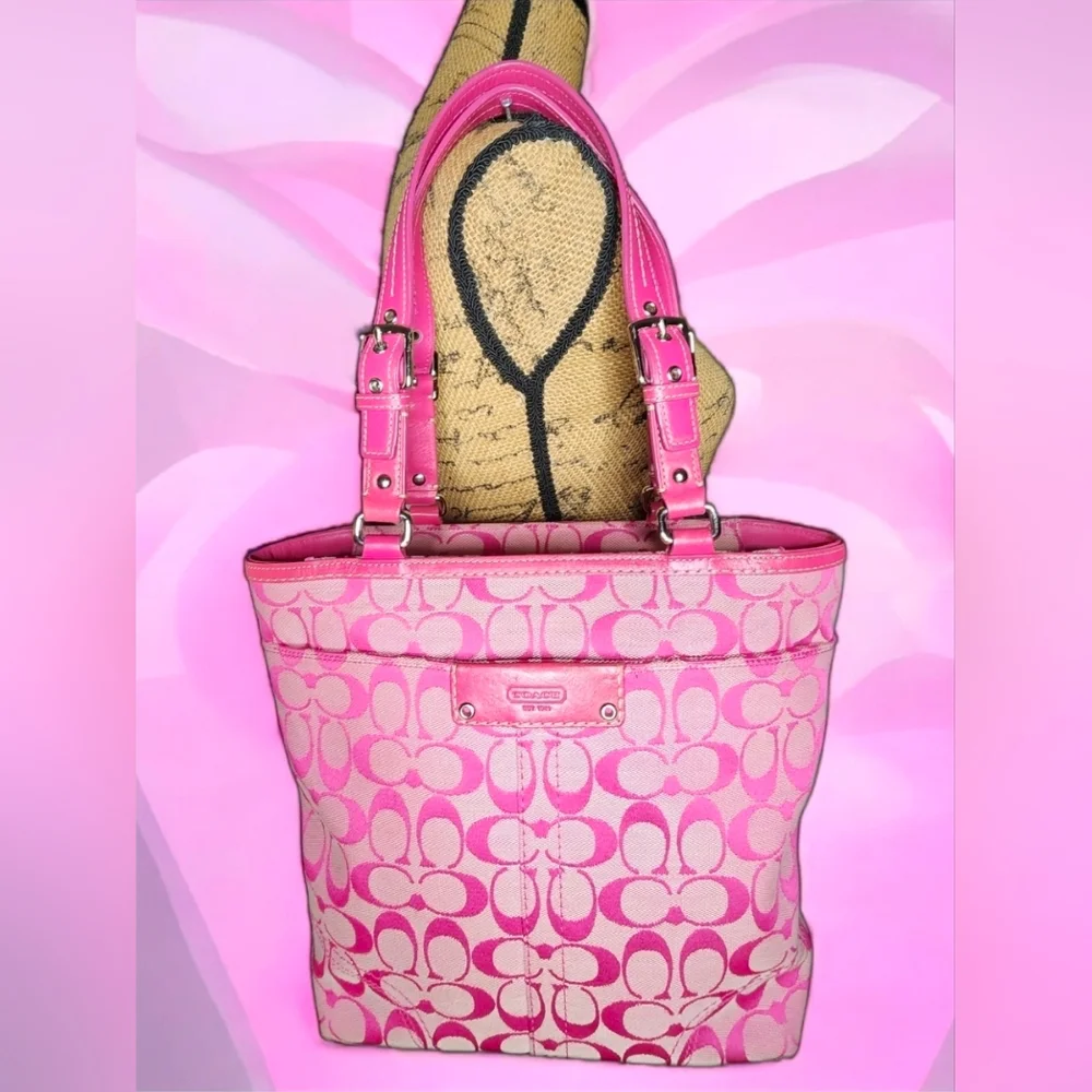 **SOLD**Pink Coach Y2K Hamptons Signature Lunch Tote - Picture 7 of 14